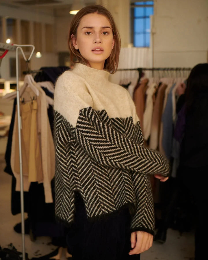Maxxine™ - premium knit turtleneck